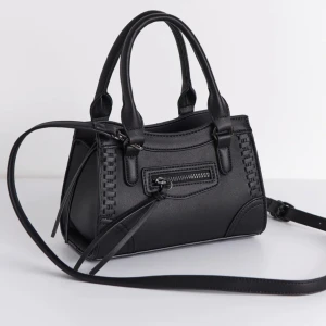 väska - Jättefin liten väska från Gina tricot som inte säljs längre, använd fåtal gånger!!💕 (skriv privat för bilder)