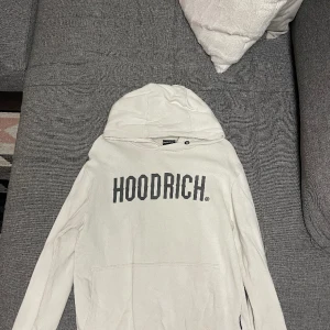 Hoodrich Hoodie  - Hoodrich Hoodie, gammal kollektion som inte finns mer Köpt på zalando när de sålde Hoodrich Sitter som en S Kontakta mig för mer info/bilder 😁