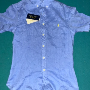 Ny Ralph Lauren skjorta - Somrig skjorta från raffe, helt ny med lappen kvar! Nypris 1500kr. Aldrig använd, skriv om ni vill se den på.