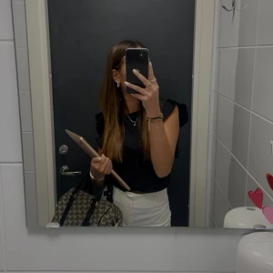 Lauren Ralph Lauren  - En svart Ralph Lauren handväska med monogram tryck, knappast användt och är i gott skick. Riktigt classy. Nytt pris 3,2k, säljer den 900kr +frakt💋