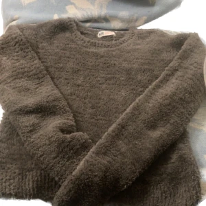 Sweatshirt  - Grå lurvig barn tröja 