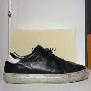 Arigato skor, storlek 39, 2/10 skick, allt tillbehör medkommer vid köp, kom privat för fler bilder eller frågor!