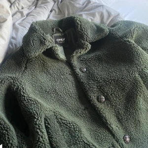 Teddyjacka i superfint skick  - Använd fåtal gånger ser som ny ut🤍