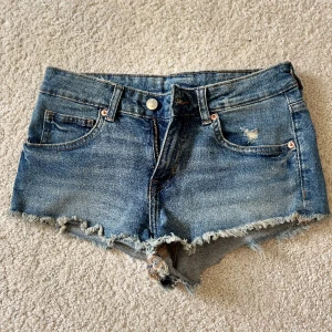 Low waist jeansshorts - Supersnygga jeansshorts till sommaren!🔥 Storlek 38 men sitter som 34/36. Midjemåttet är ca 74 cm men de är stretchiga⭐️