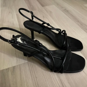 Svarta sandaletter - Svarta sandaletter🖤 snygga och bekväma!🫶 Bra skick! Skriv till mig om fler bilder önskas🥰
