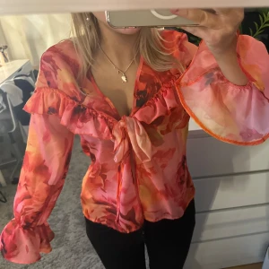 BLUS 💕💕💕💕💕 - blus från bubbleroom, storlek 40 men passar mer S eller M