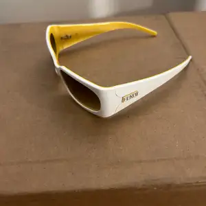 Ett par Fendi solgalsögon, fint skick, är osäker på om dom är äkta