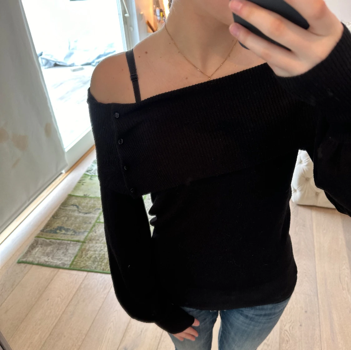Svart off-shoulder tröja