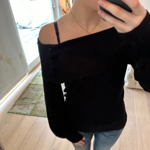 Svart off-shoulder tröja  -  Säljer denna vintage off-shoulder tröjan från Ted Baker i storlek S. Köpt på 20-talet i butik. Säljer den för att de inte är min still längre. Är i fint skick, använd få tall gånger, är 168 och är lång för mig i armarna och längden. Skriv för info! 