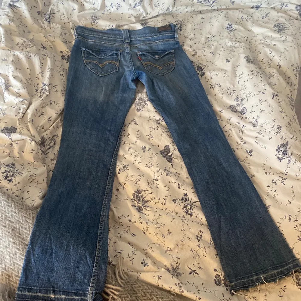 Säljer dessa supersnygga jeans då de är lite små men älskade de förut😍, de är i bra skick är är köpta secondhand för 600 kr. Vet inte riktigt storlek men skulle säga att de nog passar någon runt xs-s/34-36 som är 170 å neråt i längd❤️. Jeans & Byxor.