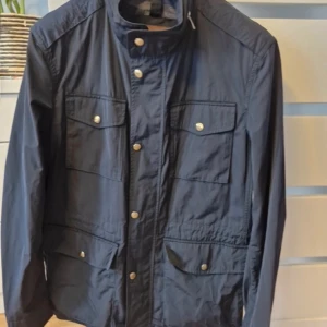 Massimo dutti fieldjacket - Säljer denna Field jackan i väldigt bra skick skriv privat för frågor. Fraktas med postnord spårbar