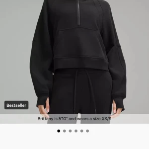 Lululemon hoodie🫶🏻 - Säljer min älskade lululemon hoodie🤍sparsamt använd + frakt tillkommer! Nypris 1 380 kr