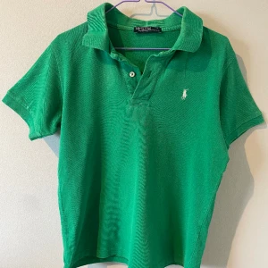 Ralph Lauren piké grön - Säljer min skitsnygga Ralph Lauren piké. Sjukt fin färg grön och är perfekt till varma vårdagar och sommaren. Tröjan är använd ett par gånger men i bra skick. Skulle nog säga runt 8/10. Svarar gärna på frågor! Pris kan självklart diskuteras!