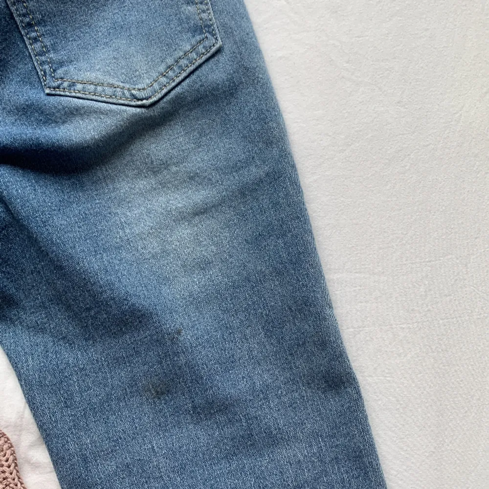 Säljer dessa jeans i storlek 34 då dom ej kommer till användning. Dom har två små fläckar bak på högra benet(se bild) annars bra skick!. Jeans & Byxor.