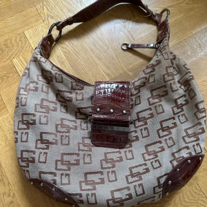 Vintage guess väska - Så snygg och så rymlig! 