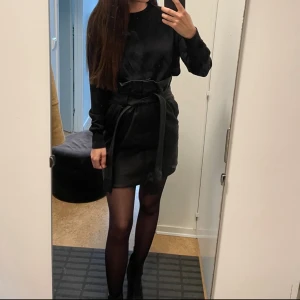 Skinnkjol från NK Göteborg  - Jättefin svart skinnkjol från NK Göteborg. Knappt använd. Nypris ca 3000. Storlek S