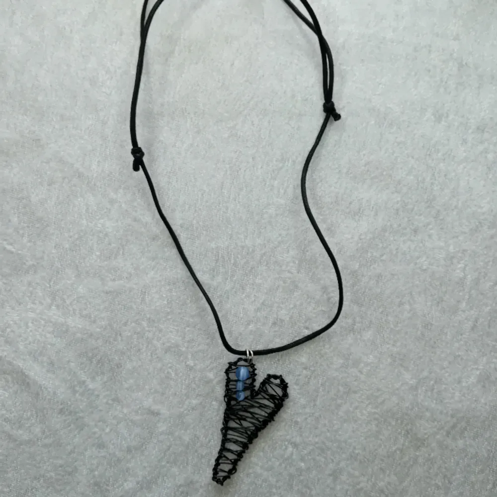 Handgjort smycke i ståltråd och pärlor med justerbar längd . Accessoarer.
