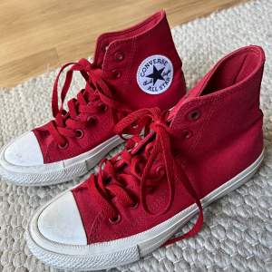 Ett par röda converse i bra skick. Säljer då de var för små 