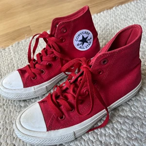 Röda converse - Ett par röda converse i bra skick. Säljer då de var för små 