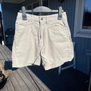 Säljer mina beiga jeans shorts från H&M som aldrig kommit användning. Hör av er om ni har några frågor :)