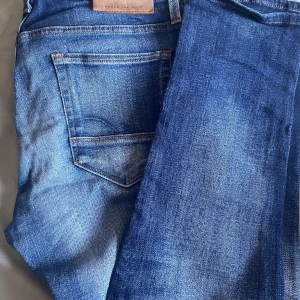 Jack & Jones slim jeans herr - Dessa jeans är i storlek 31/32 modellen är slim fit. Väldigt bra skick