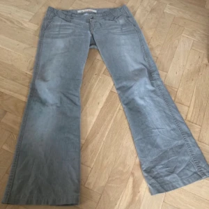 Lågmidjade jeans - För långa på mig som är 162! Sitter superfint, säljer då de inte kommer till användning🩷Perfekt skick, pris kan diskuteras! 