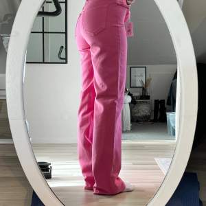 Jättefina rosa jeans som är perfekta för våren! Köpta på Bikbok för 600kr men säljer för 350 så dom tyvärr är för små. Är dock aldrig använda och lapparna sitter kvar! 💕🎀