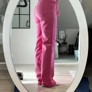 Jättefina rosa jeans som är perfekta för våren! Köpta på Bikbok för 600kr men säljer för 350 så dom tyvärr är för små. Är dock aldrig använda och lapparna sitter kvar! 💕🎀