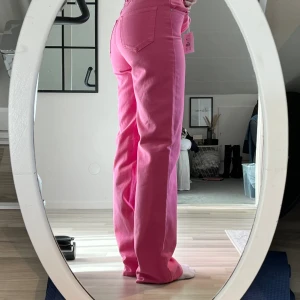 Rosa jeans - Jättefina rosa jeans som är perfekta för våren! Köpta på Bikbok för 600kr men säljer för 350 så dom tyvärr är för små. Är dock aldrig använda och lapparna sitter kvar! 💕🎀