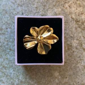 Flower ring 18k guldpläterad samt stainless steel