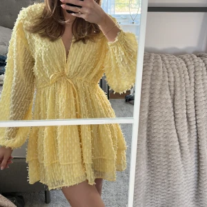 Klänning  - Superfin gul sommarklänning från NAKD, storlek 34 men skulle själv säga att den är 36. Justerbar knytning i midjan!💞 