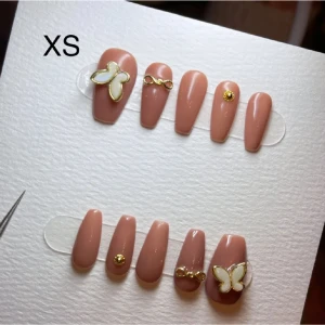 Press on nails🦋 - Jättefina press on naglar köpta från Von_Sua (finns på plick) i storlek Xs (14mm, 11mm, 11,5mm, 10mm, 8mm) med ingåend nagelkitt (nagellim, fil, våtservetter). Ej använda då de tyvärr var för små. Paketet är öppnat då jag insåg att de inte passade.💗