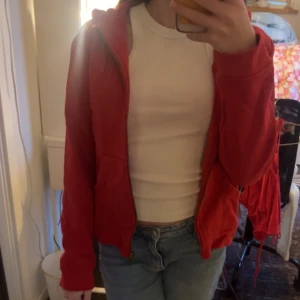 Röd hoodie  - Röd hoodie från H&M i strl 32-34. I bra skick. Säljer pga att den inte används längre.