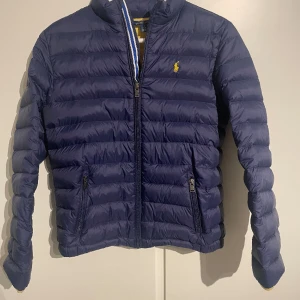 Ralph lauren jacka - Säljer en Ralph lauren jacka i storlek 14-16y vilken ungefär motsvarar XS. Den är i bra skick men den har en liten defekt som jag har försökt att laga (kan göras bättre) på höger arm. Hör av er vid frågor eller funderingar, priset kan diskuteras.