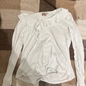 Tunn volang tröja  - Vit tunn volang tröja från indiska som inte längre används