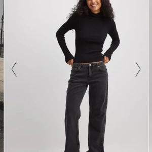 Jeans  - Lågmidjade jeans från NAKD, perfekt längd för mig som är 175cm. Nyskick 