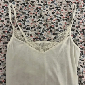 Intimissimi linne - Helt nytt linne från Intimissimi i kashmir. Prislappen sitter kvar, storlek S. Hör av er om ni har några frågor💗