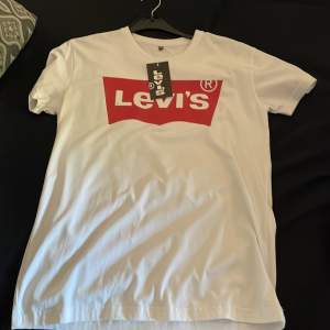 En helt oanvänd Levis  t shirt i storlek S passar mellan 170-180 cm  Fint skick  