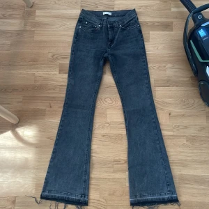 Jeans  - Gina jeans i stl 36, sitter i toppenlängd på mig som är 175 cm! Modellen är flare/bootcut