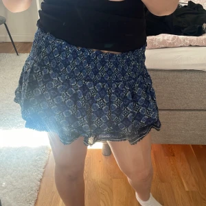 Blå kjol - Volangkjol som är blå med mönster!🩵