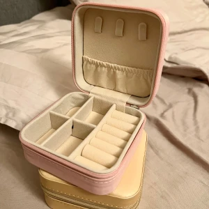 Smyckesaskar - Två smyckesaskar i rosa och guld. 1 för 30 kr, båda för 50 kr!🩷