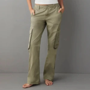 Byxor - Fina khaki cargobyxor som sitter fint mot kroppen. Låg midja raka. Passar Xs-M av önskad modell. Jag älskar hur dessa byxor sitter men är tyvärr inte min stil längre. Nypris 499, nyskick och knappt använda. Hör av dig vid frågor eller intresse💗