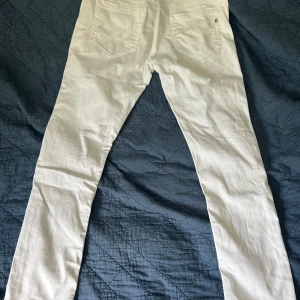Dondup - Vita dondup jeans. Använda ett fåtal gånger. Lite små fläckar men inget som man lägger märket till. Modellen är George och storleken är 35. Skulle säga att det passar en 32 34. Pris kan diskuteras. Nypris 2000kr
