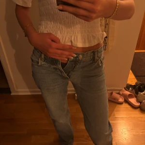 Lågmidjade blåa jeans från Gina  - Lågmidjade straight jeans från Gina tricot i storlek 34 som tyvärr är för små. Bara använda några gånger och nästan som nya! 💞 köpta för 500kr! Pris kan såklart diskuteras ❤️