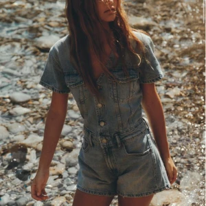 Zara jeanssuit  - En kort jumpsuit i jeans från Zara i storlek S. Köpte fel storlek så den är endast testad men lappen är tyvärr av. ⭐️