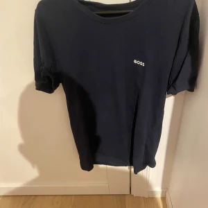 Hugo boss t-shirt - Väldigt fin tröja från boss. Tveka inte att kontakta om ni har några funderingar. 