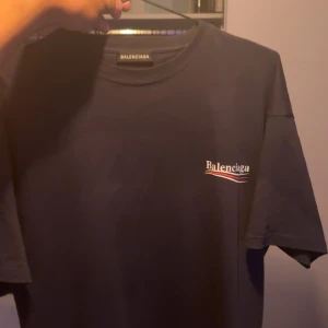 Balenciaga t-shirt  - Storlek L Navy kond: 9,5/10(princip ny) pris går att diskutera  RETAIL: 6-7k
