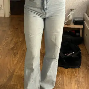 Högmidjade jeans från Ginatricot. Hela och rena, har inte använts på 1 år. Tvättade såklart. Slitningar som detalj längst ner på byxbenet, passar mig som är 160cm lång. Nypris ca 500