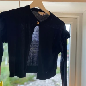 Marinblå kofta  - Marinblå kofta från Gina tricot stolek:134/140