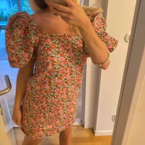 Blommig klänning  - Så söt blommig klänning från Mango!!!🤗🙏💃